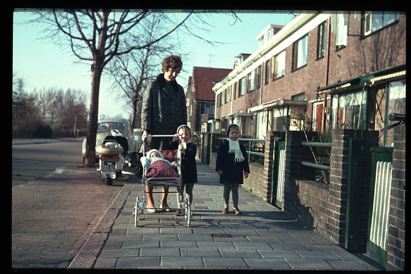 32.Delft mrt 1966 Mama,Brigitte,Marion,Peter.JPG